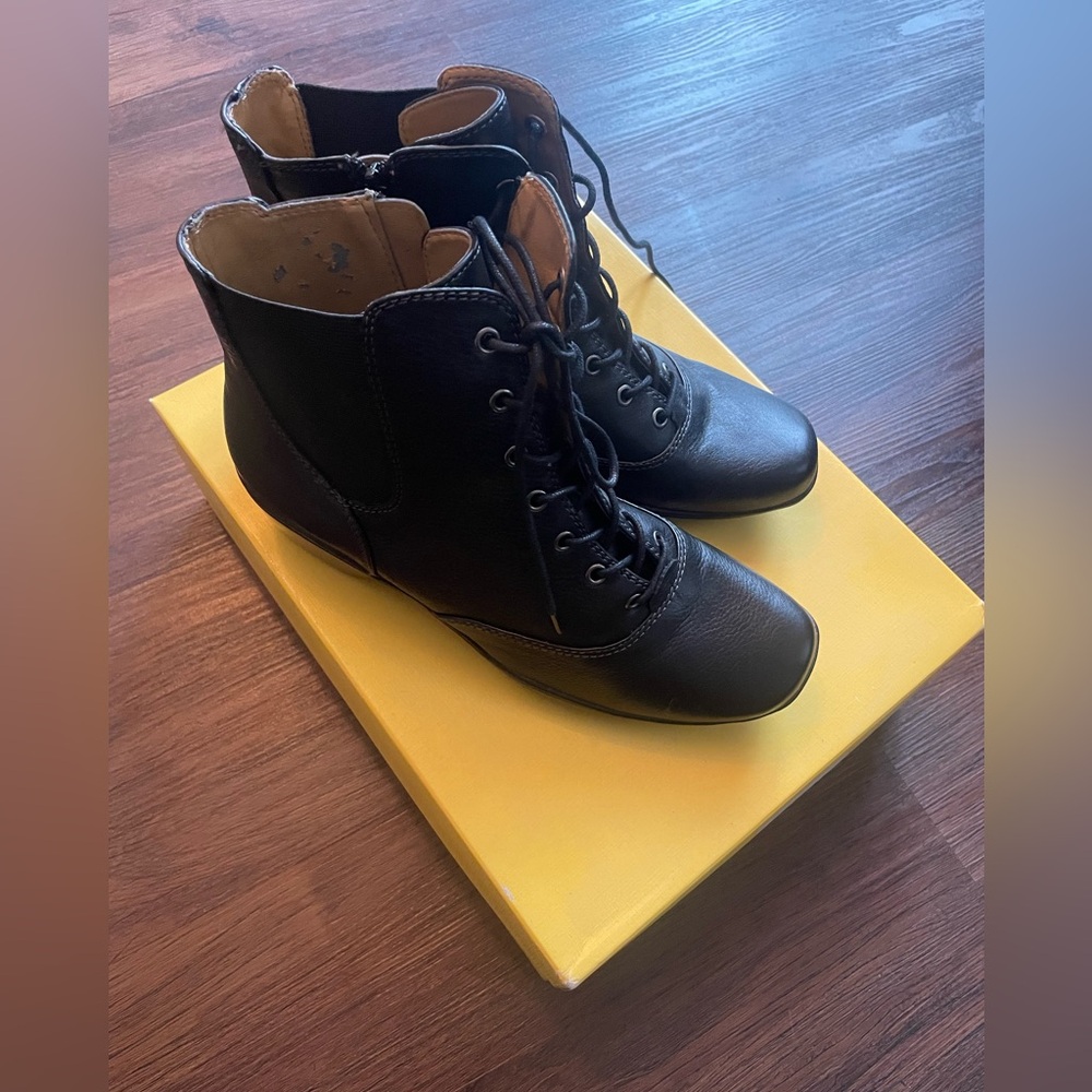 Softspots READ! Mckyla Women’s 9 Black Leather Ankle Boots Side Zip Lace IN BOX